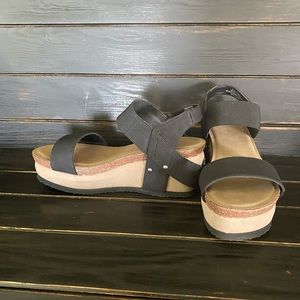 Hocus Pocus Wedge Black.